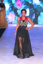 Stunning Shweta Salve adorns the showstopper piece for Jewellery Brand AARAA by Avantika in Designer Sujata & Sanjay Outfit at India International Jewellery Week 2015